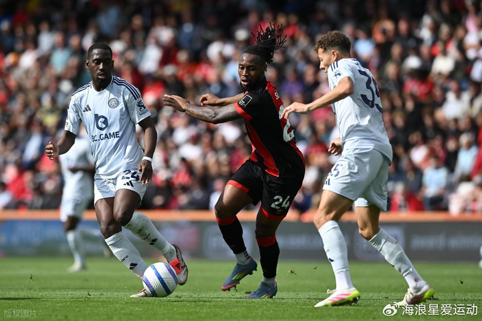 西甲最新积分榜：巴萨43分位列榜首，皇马42分紧追不舍（西甲积分榜更新：巴萨43分登顶，皇马42分紧随其后）