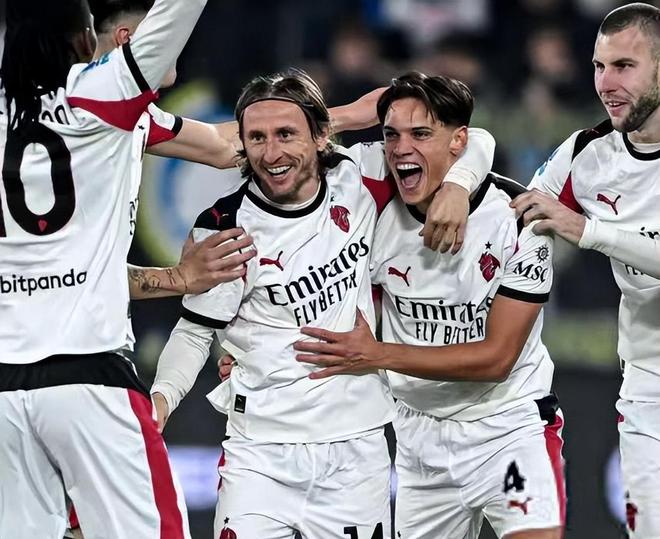 重庆铜梁龙“中超·重庆回来了”冲超庆典圆满举行（重庆铜梁龙“中超·重庆回来了”晋级庆典成功举办）