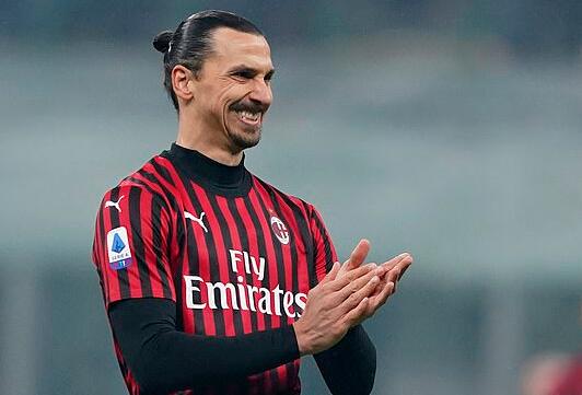 足球中超两场比赛因大雾暂停（受大雾影响，中超两场比赛暂时中止）