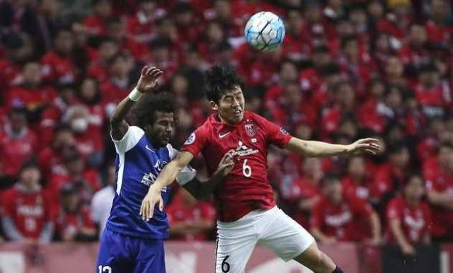 不服！萨拉赫：凯恩进球荒时媒体都相信他，轮到我就说去坐板凳（萨拉赫不满：凯恩进球荒照样被信任，到我这就要坐板凳？）