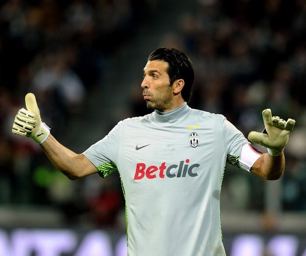 足坛巫术大作战：有球队靠癞蛤蟆夺欧冠，姆巴佩有黑魔法？（足坛玄学大乱斗：有队靠癞蛤蟆符问鼎欧冠，姆巴佩也有神秘加持？）